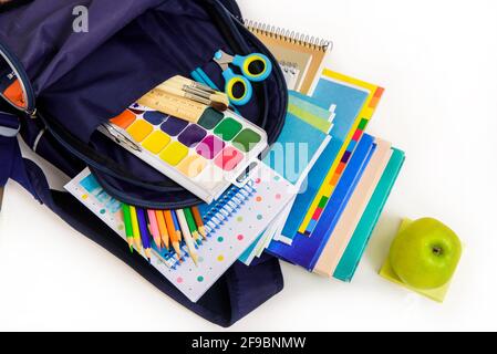 Zurück zum Schulkonzept. Notizbuchstapel und Schulstifte. Schüler und Studenten Studien Zubehör. Stockfoto