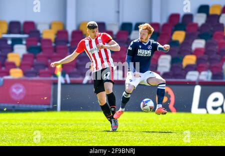 London, Großbritannien. April 2021. Vitaly Janelt vom FC Brentford und Ryan Woods von Millwall fordern am 17. April 2021 während des Spiels der EFL Sky Bet Championship zwischen Brentford und Millwall im Brentford Community Stadium, London, England, heraus. Foto von Phil Hutchinson. Nur zur redaktionellen Verwendung, Lizenz für kommerzielle Nutzung erforderlich. Keine Verwendung bei Wetten, Spielen oder Veröffentlichungen einzelner Clubs/Vereine/Spieler. Kredit: UK Sports Pics Ltd/Alamy Live Nachrichten Stockfoto