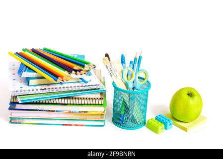 Zurück zum Schulkonzept. Notizbuchstapel und Schulstifte. Schüler und Studenten Studien Zubehör. Stockfoto