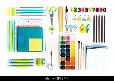 Schulwerkzeuge auf weißem Hintergrund Draufsicht. Zurück zur Schule, Schulbedarf - Bleistifte und Farben, Lineal und Radierer, Büroklammern und Scheren, Notizblöcke Stockfoto