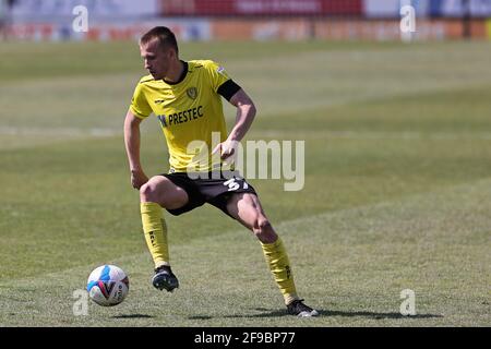 BURTON ON TRENT, GROSSBRITANNIEN. 17. APRIL: Thomas Hamer von Burton Albion im Einsatz während des Sky Bet League 1-Spiels zwischen Burton Albion und Plymouth Argyle am Samstag, 17. April 2021, im Pirelli Stadium, Burton Upon Trent. (Kredit: James Holyoak) Kredit: MI Nachrichten & Sport /Alamy Live Nachrichten Stockfoto