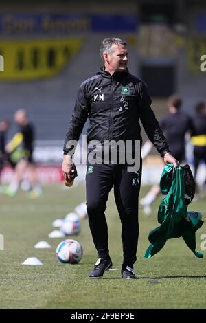 BURTON ON TRENT, GROSSBRITANNIEN. 17. APRIL: Kevin Nancekivell, First-Team-Trainer von Plymouth Argyle, im Warmup vor dem Sky Bet League 1-Spiel zwischen Burton Albion und Plymouth Argyle am Samstag, 17. April 2021, im Pirelli Stadium, Burton Upon Trent. (Kredit: James Holyoak) Kredit: MI Nachrichten & Sport /Alamy Live Nachrichten Stockfoto