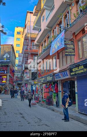 Die Thamel Street ist mittlerweile recht kommerziell geworden. Thamel ist leicht zu Fuß von überall im Zentrum von Kathmandu zu erreichen. Obwohl die Straßen während des Th ziemlich voll sein können Stockfoto