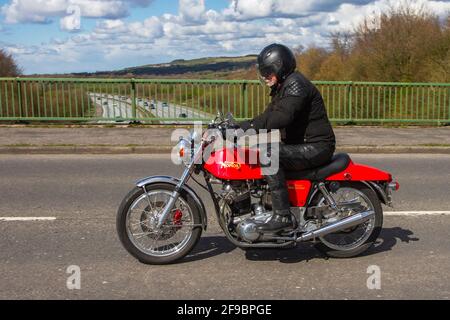 1975 70er Jahre rot Norton 828cc Commando; Motorradfahrer; zweirädriger Transport, Motorräder, Fahrzeug auf britischen Straßen, Motorräder, Motorradfahrer, die in Manchester, Großbritannien, unterwegs sind Stockfoto