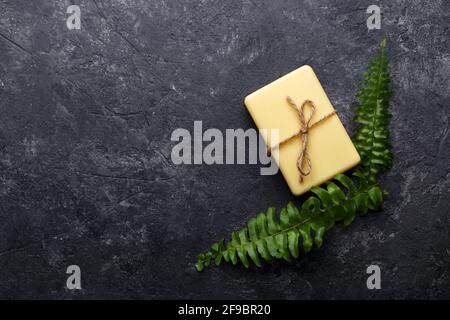 Handgemachte Seife mit Oliven- und Arganöl, schwarzer Steingrund Stockfoto
