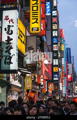 Bunte Neonschilder an Gebäuden in Shinjuku am frühen Abend, Tokio, Japan Stockfoto