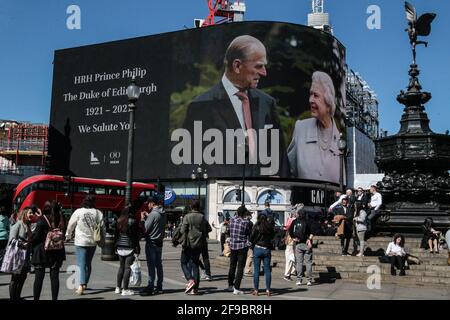 London UK 17. April 2021 Bilder von PrincePhillips wurden gezeigt In Piccadilly Circus heute zu Menschenmengen, die in Stille standen Heute um drei Uhr wurde die Zeit der HRH begraben In Windsor Castle.Paul Quezada-Neiman/Alamy Live News Stockfoto