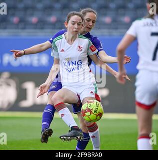 Leuven, Belgien. April 2021. Noa Corbeels (16) von OHL in einem Duell mit Louise Wijns (5) von Anderlecht während eines Fußballspiels zwischen Oud Heverlee Leuven und RSC Anderlecht am 2. Spieltag des Spiels 1 in der Saison 2020 - 2021 der Belgischen Womens Super League, samstag, 17. April 2021 in Heverlee, Belgien . FOTO SPORTPIX.BE FÜR DIE VERWENDUNG UND DEN VERKAUF IN BELGIEN KREDIT: SPP SPORT PRESS FOTO. /Alamy Live News Stockfoto