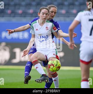 Leuven, Belgien. April 2021. Noa Corbeels (16) von OHL in einem Duell mit Louise Wijns (5) von Anderlecht während eines Fußballspiels zwischen Oud Heverlee Leuven und RSC Anderlecht am 2. Spieltag des Spiels 1 in der Saison 2020 - 2021 der Belgischen Womens Super League, samstag, 17. April 2021 in Heverlee, Belgien . FOTO SPORTPIX.BE FÜR DIE VERWENDUNG UND DEN VERKAUF IN BELGIEN KREDIT: SPP SPORT PRESS FOTO. /Alamy Live News Stockfoto