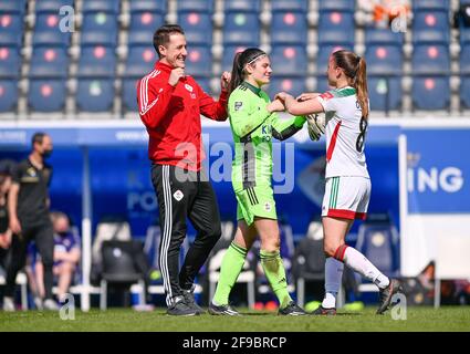 Leuven, Belgien. 17. April 2021. Spieler von OHL mit Cheftrainer Jimmy Coenraets von OHL, Torhüterin Louise Van Den Bergh (1) von OHL und Lenie Onzia (8) von OHL im Bild, die das Spiel während eines weiblichen Fußballspiels zwischen Oud Heverlee Leuven und RSC Anderlecht am 2. Spieltag des Play-off 1 in der Saison 2020 - 2021 der belgischen Damen ohne Torschütze beendet haben Super League, samstag, 17. April 2021 in Heverlee, Belgien . FOTO SPORTPIX.BE FÜR DIE VERWENDUNG UND DEN VERKAUF IN BELGIEN KREDIT: SPP SPORT PRESS FOTO. /Alamy Live News Stockfoto