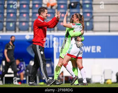 Leuven, Belgien. 17. April 2021. Spieler von OHL mit Cheftrainer Jimmy Coenraets von OHL, Torhüterin Louise Van Den Bergh (1) von OHL und Lenie Onzia (8) von OHL im Bild, die das Spiel während eines weiblichen Fußballspiels zwischen Oud Heverlee Leuven und RSC Anderlecht am 2. Spieltag des Play-off 1 in der Saison 2020 - 2021 der belgischen Damen ohne Torschütze beendet haben Super League, samstag, 17. April 2021 in Heverlee, Belgien . FOTO SPORTPIX.BE FÜR DIE VERWENDUNG UND DEN VERKAUF IN BELGIEN KREDIT: SPP SPORT PRESS FOTO. /Alamy Live News Stockfoto