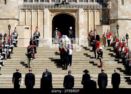 Der Sarg des Herzogs von Edinburgh, der mit dem persönlichen Standard seiner Königlichen Hoheit bedeckt ist, wird in die St. George's Chapel, Windsor Castle, Berkshire, getragen, gefolgt vom Prinzen von Wales, dem Herzog von Cambridge, der Prinzessin Royal, dem Earl of Snowdon, dem Vizeadmiral Sir Timothy Laurence, dem Earl of Wessex, Der Herzog von Sussex und der Herzog von York während der Beerdigung des Herzogs von Edinburgh. Bilddatum: Samstag, 17. April 2021. Stockfoto