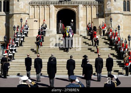 Der Sarg des Herzogs von Edinburgh, der mit dem persönlichen Standard seiner Königlichen Hoheit bedeckt ist, wird in die St. George's Chapel, Windsor Castle, Berkshire, getragen, gefolgt vom Prinzen von Wales, dem Herzog von Cambridge, der Prinzessin Royal, dem Earl of Snowdon, dem Vizeadmiral Sir Timothy Laurence, dem Earl of Wessex, Der Herzog von Sussex und der Herzog von York während der Beerdigung des Herzogs von Edinburgh. Bilddatum: Samstag, 17. April 2021. Stockfoto