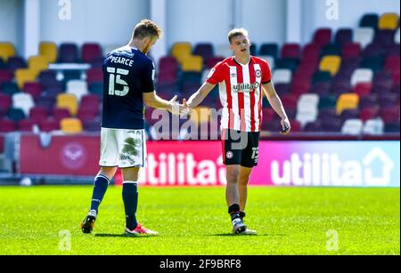 London, Großbritannien. April 2021. Marcus Forss vom Brentford FC und Alex Pearce von Millwall am Ende des EFL Sky Bet Championship-Spiels zwischen Brentford und Millwall am 17. April 2021 im Brentford Community Stadium, London, England. Foto von Phil Hutchinson. Nur zur redaktionellen Verwendung, Lizenz für kommerzielle Nutzung erforderlich. Keine Verwendung bei Wetten, Spielen oder Veröffentlichungen einzelner Clubs/Vereine/Spieler. Kredit: UK Sports Pics Ltd/Alamy Live Nachrichten Stockfoto