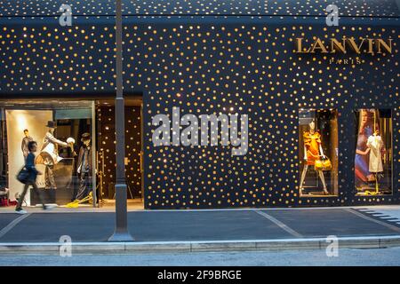Fassade des Lanvin-Geschäfts mit Schaufensterdisplays in Ginza, Tokio, Japan Stockfoto