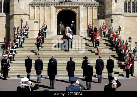 Der Sarg des Herzogs von Edinburgh, der mit dem persönlichen Standard seiner Königlichen Hoheit bedeckt ist, wird in die St. George's Chapel, Windsor Castle, Berkshire, getragen, gefolgt vom Prinzen von Wales, dem Herzog von Cambridge, der Prinzessin Royal, dem Earl of Snowdon, dem Vizeadmiral Sir Timothy Laurence, dem Earl of Wessex, Der Herzog von Sussex und der Herzog von York während der Beerdigung des Herzogs von Edinburgh. Bilddatum: Samstag, 17. April 2021. Stockfoto