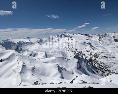 Großes Winterpanorama auf dem fanellhorn im Kanton graubünden. Viele verschneite Berggipfel. Skitour im Tal vals Stockfoto