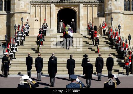 Der Sarg des Herzogs von Edinburgh, der mit dem persönlichen Standard seiner Königlichen Hoheit bedeckt ist, wird in die St. George's Chapel, Windsor Castle, Berkshire, getragen, gefolgt vom Prinzen von Wales, dem Herzog von Cambridge, der Prinzessin Royal, dem Earl of Snowdon, dem Vizeadmiral Sir Timothy Laurence, dem Earl of Wessex, Der Herzog von Sussex und der Herzog von York während der Beerdigung des Herzogs von Edinburgh. Bilddatum: Samstag, 17. April 2021. Stockfoto