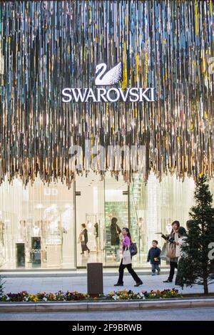 Fassade und Schaufenster des Swarovski-Geschäfts in Ginza, Tokio, Japan Stockfoto