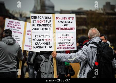 Demonstration gegen die Einschränkungen aufgrund der ansteckenden Pandemie-Krankheit Am 17. April 2021 in München Stockfoto