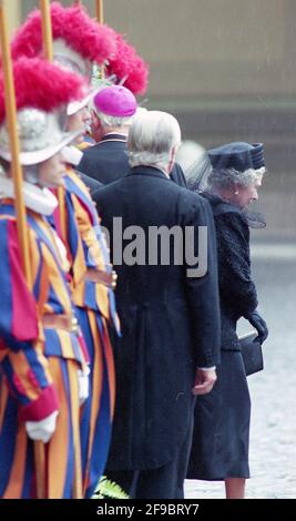 17. Oktober 2000: Papst Johannes Paul II. Trifft die britische Königin Elizabeth II. Mit ihrem Ehemann Prinz Philip bei einer privaten Audienz im Vatikan. Stockfoto