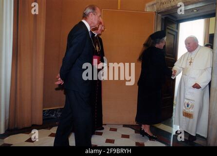 17. Oktober 2000: Papst Johannes Paul II. Trifft die britische Königin Elizabeth II. Mit ihrem Ehemann Prinz Philip bei einer privaten Audienz im Vatikan. Stockfoto