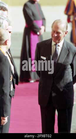 17. Oktober 2000: Papst Johannes Paul II. Trifft die britische Königin Elizabeth II. Mit ihrem Ehemann Prinz Philip bei einer privaten Audienz im Vatikan. Stockfoto