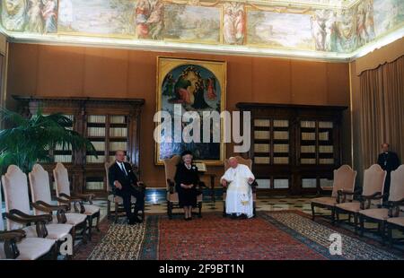 Rom, Italien. Oktober 2000. 17. Oktober 2000: Papst Johannes Paul II. Trifft die britische Königin Elizabeth II. Mit ihrem Ehemann Prinz Philip bei einer privaten Audienz im Vatikan. Kredit: Unabhängige Fotoagentur/Alamy Live Nachrichten Stockfoto