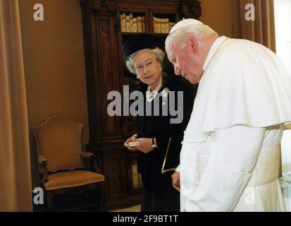 Rom, Italien. Oktober 2000. 17. Oktober 2000: Papst Johannes Paul II. Trifft die britische Königin Elizabeth II. Mit ihrem Ehemann Prinz Philip bei einer privaten Audienz im Vatikan. Kredit: Unabhängige Fotoagentur/Alamy Live Nachrichten Stockfoto