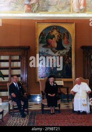 Rom, Italien. Oktober 2000. 17. Oktober 2000: Papst Johannes Paul II. Trifft die britische Königin Elizabeth II. Mit ihrem Ehemann Prinz Philip bei einer privaten Audienz im Vatikan. Kredit: Unabhängige Fotoagentur/Alamy Live Nachrichten Stockfoto