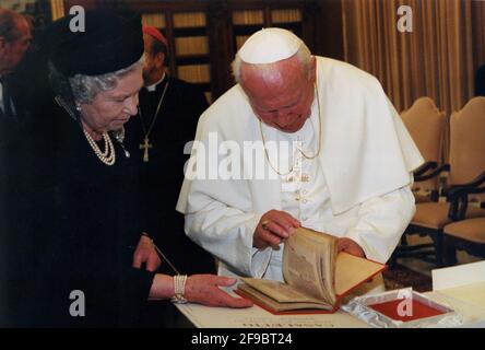 Rom, Italien. Oktober 2000. 17. Oktober 2000: Papst Johannes Paul II. Trifft die britische Königin Elizabeth II. Mit ihrem Ehemann Prinz Philip bei einer privaten Audienz im Vatikan. Kredit: Unabhängige Fotoagentur/Alamy Live Nachrichten Stockfoto