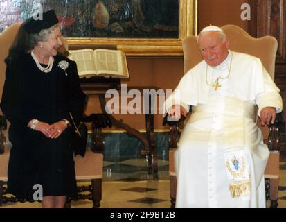 Rom, Italien. Oktober 2000. 17. Oktober 2000: Papst Johannes Paul II. Trifft die britische Königin Elizabeth II. Mit ihrem Ehemann Prinz Philip bei einer privaten Audienz im Vatikan. Kredit: Unabhängige Fotoagentur/Alamy Live Nachrichten Stockfoto