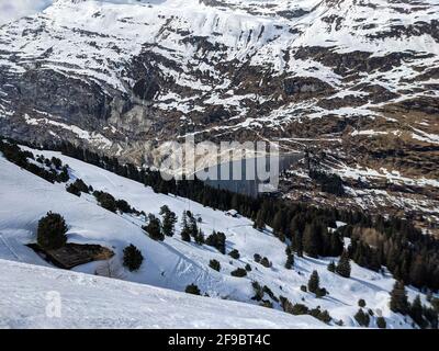 Stausee, großer Damm im valser Tal in der zervreila.Zervreila See Skipiste vom Fanellhorn.Berglandschaft Stockfoto