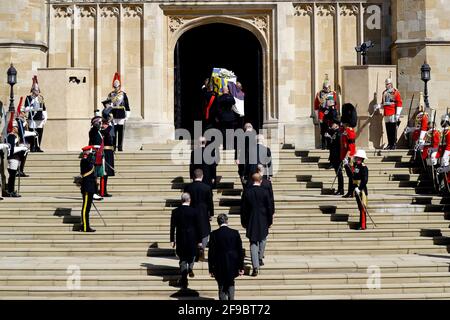 Der Sarg des Herzogs von Edinburgh, der mit dem persönlichen Standard seiner Königlichen Hoheit bedeckt ist, wird in die St. George's Chapel, Windsor Castle, Berkshire, getragen, gefolgt vom Prinzen von Wales, der Prinzessin Royal, dem Earl of Wessex, dem Herzog von York, dem Herzog von Cambridge, dem Herzog von Sussex, Der Earl of Snowdon und Vize-Admiral Sir Timothy Laurence während der Beerdigung des Herzogs von Edinburgh. Bilddatum: Samstag, 17. April 2021. Stockfoto