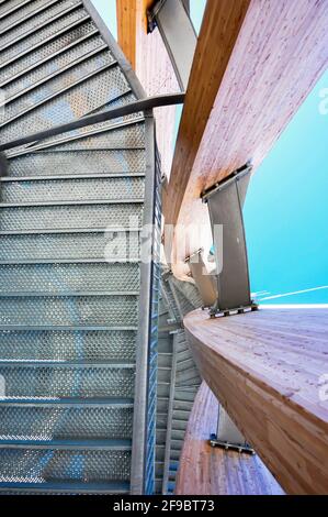 Detailansicht einer modernen Treppe, Blick von unten in den Himmel Stockfoto