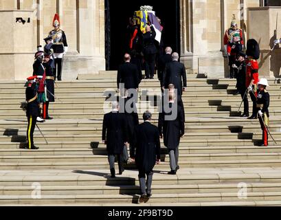 Der Sarg des Herzogs von Edinburgh, der mit dem persönlichen Standard seiner Königlichen Hoheit bedeckt ist, wird in die St. George's Chapel, Windsor Castle, Berkshire, getragen, gefolgt vom Prinzen von Wales, der Prinzessin Royal, dem Earl of Wessex, dem Herzog von York, dem Herzog von Cambridge, dem Herzog von Sussex, Der Earl of Snowdon und Vize-Admiral Sir Timothy Laurence während der Beerdigung des Herzogs von Edinburgh. Bilddatum: Samstag, 17. April 2021. Stockfoto