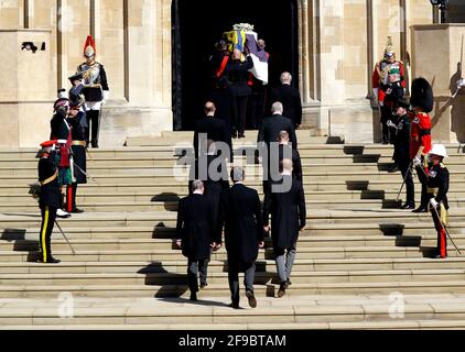 Der Sarg des Herzogs von Edinburgh, der mit dem persönlichen Standard seiner Königlichen Hoheit bedeckt ist, wird in die St. George's Chapel, Windsor Castle, Berkshire, getragen, gefolgt vom Prinzen von Wales, der Prinzessin Royal, dem Earl of Wessex, dem Herzog von York, dem Herzog von Cambridge, dem Herzog von Sussex, Der Earl of Snowdon und Vize-Admiral Sir Timothy Laurence während der Beerdigung des Herzogs von Edinburgh. Bilddatum: Samstag, 17. April 2021. Stockfoto