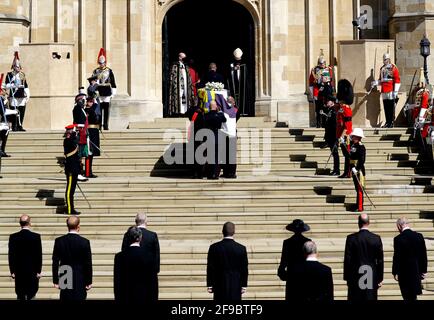 Der Sarg des Herzogs von Edinburgh, der mit dem persönlichen Standard seiner Königlichen Hoheit bedeckt ist, wird in die St. George's Chapel, Windsor Castle, Berkshire, getragen, gefolgt vom Prinzen von Wales, dem Herzog von Cambridge, der Prinzessin Royal, dem Earl of Snowdon, dem Vizeadmiral Sir Timothy Laurence, dem Earl of Wessex, Der Herzog von Sussex und der Herzog von York während der Beerdigung des Herzogs von Edinburgh. Bilddatum: Samstag, 17. April 2021. Stockfoto