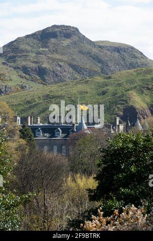 Edinburgh, Midlothian, Großbritannien. , . Der Löwe, der am halben Mast des Palace of Holyrood House in Edinburgh flog, um den Tod seiner Königlichen Hoheit, Prinz Philip, der Herzog von Edinburgh, zu markieren Quelle: Ian Jacobs/Alamy Live News Stockfoto