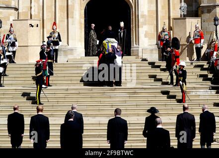 Der Sarg des Herzogs von Edinburgh, der mit dem persönlichen Standard seiner Königlichen Hoheit bedeckt ist, wird in die St. George's Chapel, Windsor Castle, Berkshire, getragen, gefolgt vom Prinzen von Wales, dem Herzog von Cambridge, der Prinzessin Royal, dem Earl of Snowdon, dem Vizeadmiral Sir Timothy Laurence, dem Earl of Wessex, Der Herzog von Sussex und der Herzog von York während der Beerdigung des Herzogs von Edinburgh. Bilddatum: Samstag, 17. April 2021. Stockfoto