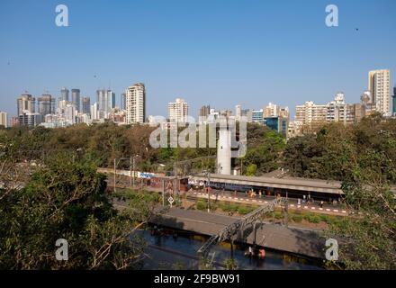 Erhöhter Blick auf den Bahnhof Dadar mit Skyline im Hintergrund, Mumbai, Maharashtra, Indien, Asien. Stockfoto