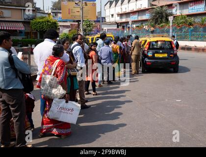 Vor dem Dadar Terminus in Mumbai, Maharashtra, Indien, Asien stehen Menschen in einer Schlange, die auf ein Taxi warten. Stockfoto