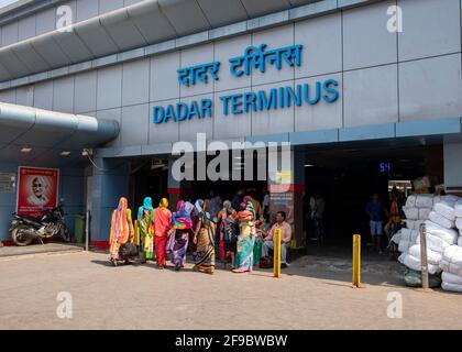 Gruppe von Frauen in sehr bunten Saris, die den Dadar Terminus in Mumbai, Maharashtra, Indien, Asien betreten. Stockfoto