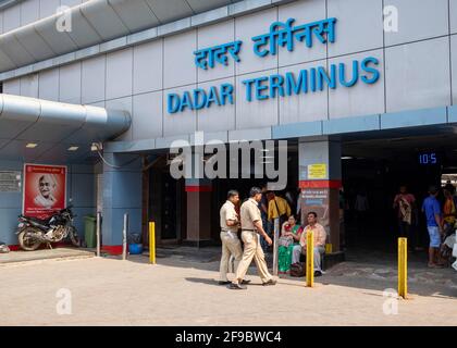 Zwei Polizisten, die den Dadar Terminus in Mumbai, Maharashtra, Indien, Asien betreten. Stockfoto