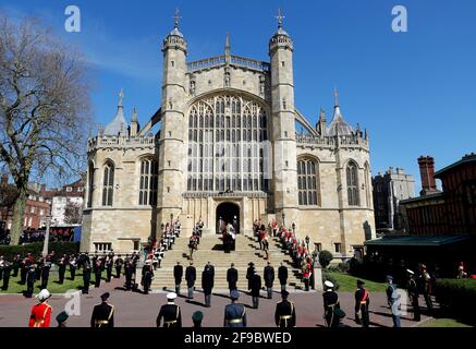 Der Sarg des Herzogs von Edinburgh, der mit dem persönlichen Standard seiner Königlichen Hoheit bedeckt ist, wird in die St. George's Chapel, Windsor Castle, Berkshire, getragen, gefolgt vom Prinzen von Wales, dem Herzog von Cambridge, der Prinzessin Royal, dem Earl of Snowdon, dem Vizeadmiral Sir Timothy Laurence, dem Earl of Wessex, Der Herzog von Sussex und der Herzog von York während der Beerdigung des Herzogs von Edinburgh. Bilddatum: Samstag, 17. April 2021. Stockfoto