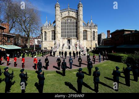 Der Sarg des Herzogs von Edinburgh, der mit dem persönlichen Standard seiner Königlichen Hoheit bedeckt ist, wird in die St. George's Chapel, Windsor Castle, Berkshire, getragen, gefolgt vom Prinzen von Wales, dem Herzog von Cambridge, der Prinzessin Royal, dem Earl of Snowdon, dem Vizeadmiral Sir Timothy Laurence, dem Earl of Wessex, Der Herzog von Sussex und der Herzog von York während der Beerdigung des Herzogs von Edinburgh. Bilddatum: Samstag, 17. April 2021. Stockfoto