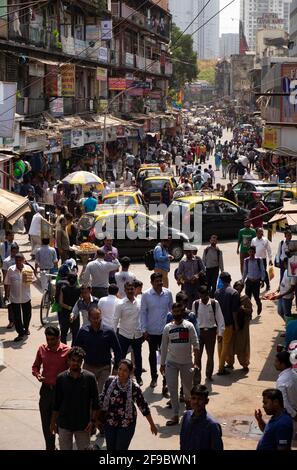 Belebte Seitenstraße in Mumbai, Dadar-West, Maharashtra, Indien, Asien. Stockfoto