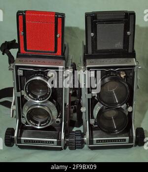 Mamiya C33 hat eine in roten Eidechsenhaut-Mittelformat-TLR-Filmkameras hinterlassen Stockfoto