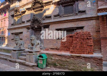 Die Wiederherstellung ist noch im Gange und wurde durch das Gorkha-Erdbeben von 2015 verursacht. Aufgenommen @Kathmandu, Nepal Stockfoto