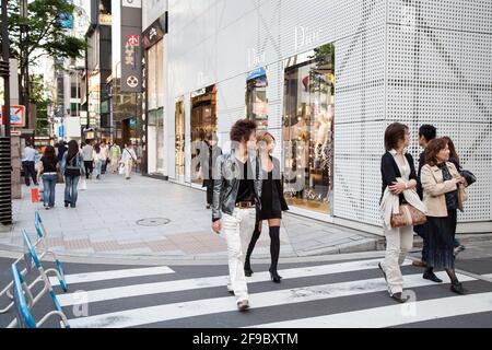 Trendiges japanisches Paar, das am Dior-Laden, Ginza, Tokio, Japan vorbeikommt Stockfoto